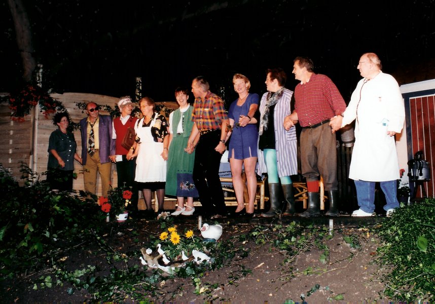 Abschluss der Theaterauffhrung „Die Unglaubliche Geschichte von den wilden Hormonen” (1998)