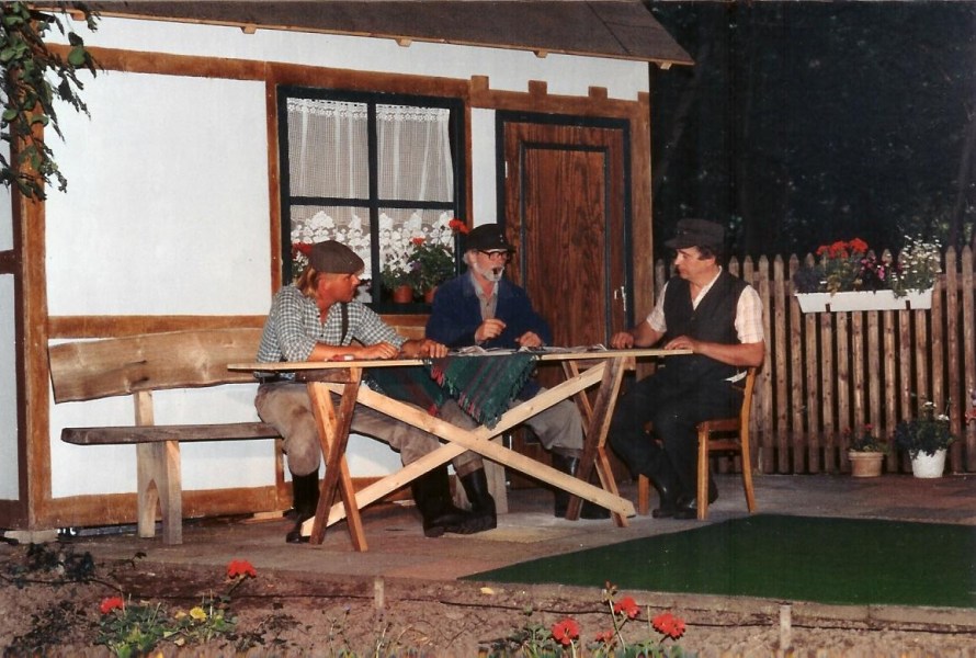 Theater 1995 im Burggraben: <em>Katzenjammer</em> mit Mattias Wilhelm als Done, Torsten Schbel als Opa Otto und Karl-Heinz Neumann als Alois