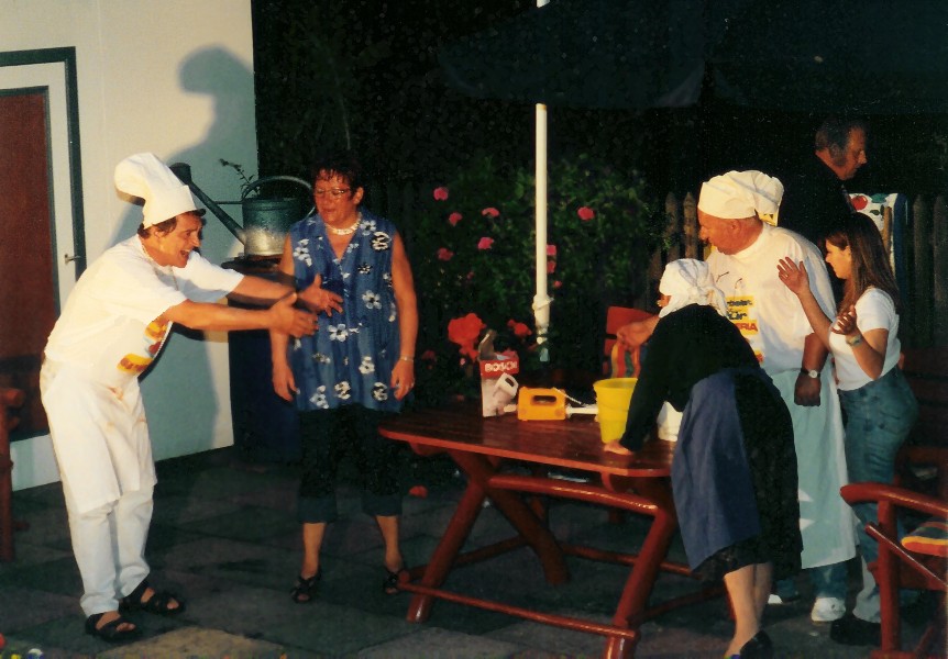 Karl-Heinz Neumann (links) als Pizzabcker in Liebe auf Italienisch (2000)