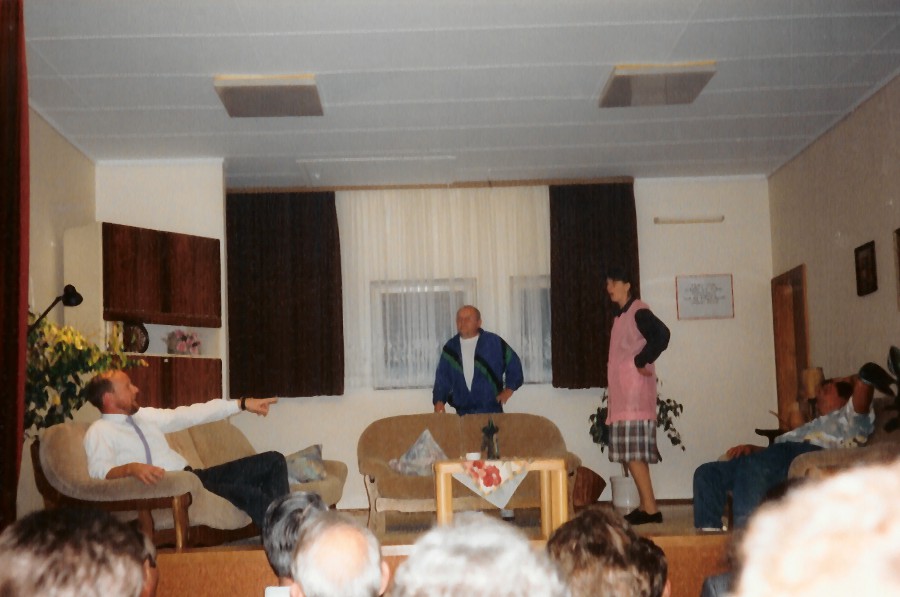 Szene aus <em>Strohwitwer habens schwer</em> auf der Bhne im Dorfgemeinschaftshaus Densberg mit Herbert Fuest, Reinhold Grtz und Dolores Eckhardt