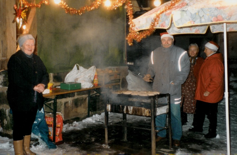Nikolausfeier in den 90er-Jahren: am 6. Dezember jedes Jahres laden die Densberger Frhstcker traditionell zu Wrstchen, Glhwein etc. auf den Dorfplatz ein