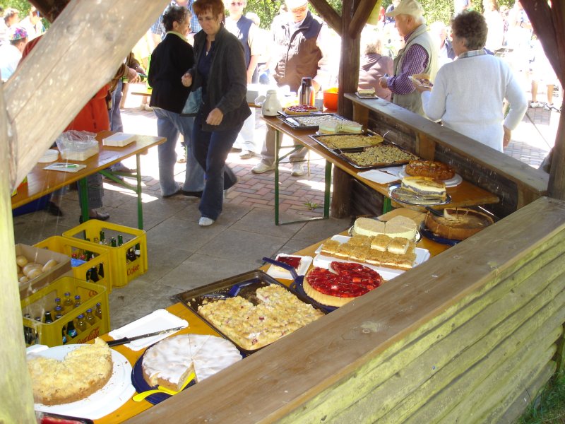 das Kuchenbuffet am 1. Mai 2007, bevor alles aufgegessen war