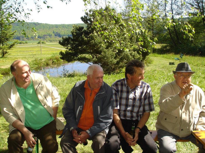 Die wichtigsten Männer von Densberg (laut langjährigem Ortsvorsteher Wolfgang Drüsedau) auf einer Bank: Friedbert Vestweber, Heinz Aubel, Wilhelm Wagner und Karl Wetzlar