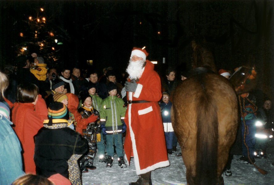Bei der Nikolausfeier der Densberger Frhstcker erscheint der Nikolaus jedes Jahr hchstpersnlich und beschenkt die Kinder