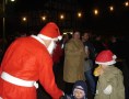 der Nikolaus verteilt auf dem Densberger Dorfplatz den Kindern Geschenke (6.12.2007)