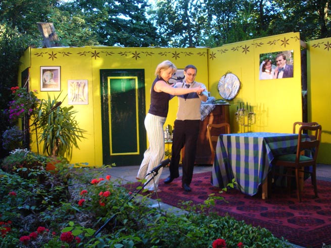 Dunja (Petra Wilhelm) und Jörg (Johannes Rüchel) tanzen (2. Vorstellung am 16.7.06)