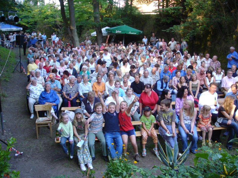 Die Zuschauer im Burggraben warten auf den Beginn der letzten Aufführung am 14. Juli