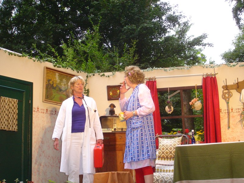 Dr. Maier (Petra Wilhelm) und Alfreds Schwester Agnes (Andrea Wrtele), Vorstellung am 12.7.