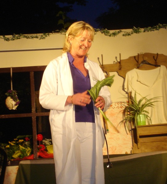 Frau Dr. Maier (Petra Wilhelm) berlegt, was zu tun ist (Vorstellung am 12.7.08)