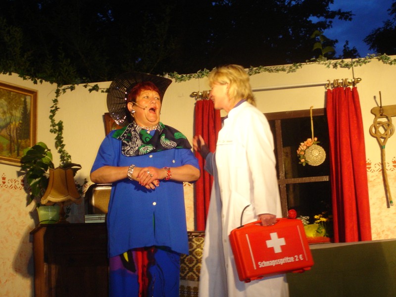Maria (Renate Gnst) und Dr. Maier (Petra Wilhelm) bei der Vorstellung am 12.7.