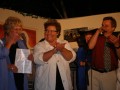 Die Autorin Ute Tretter-Schlecker zwischen den Akteuren auf der B�hne beim singen unseres Liedes zum Abschluss der Vorstellung am 18. Juli