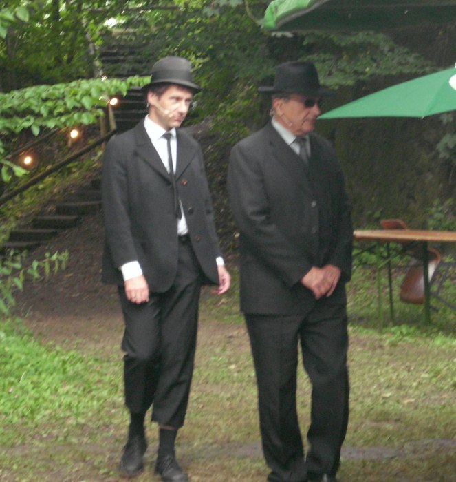 Dieter und Benno kommen zu Beginn des 2. Aktes von der Beerdigung zurck