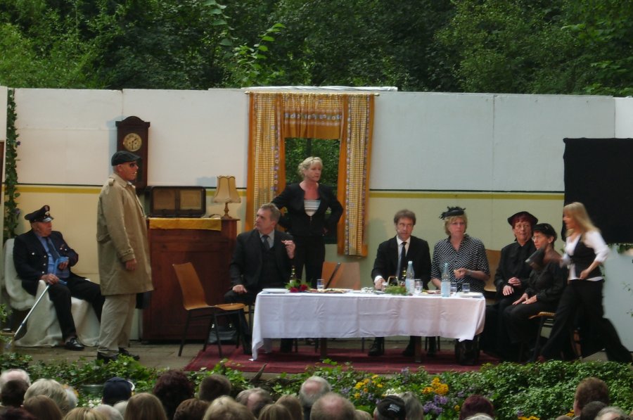Onkel Herrmanns „Sohn” Horst Frhlich (Matthias Wilhelm, links im hellen Mantel) erscheint beim Trauermahl
