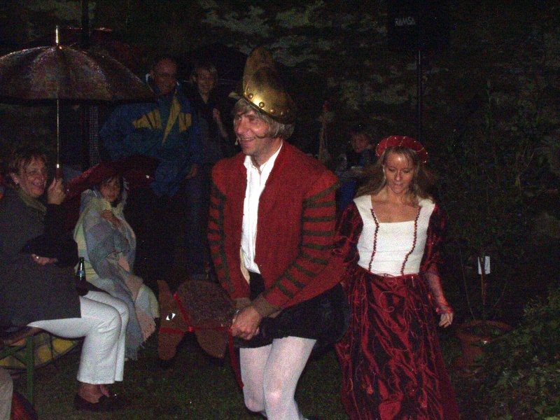 Ehrenfried und Reinhilde reiten von dannen am Ende des Stckes im Stck „Reinholdo, Herzog von Denisburc”