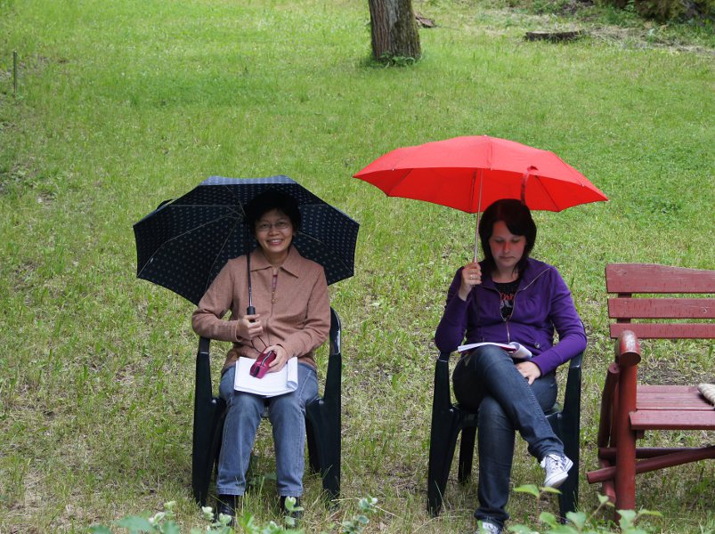 Zuschauerinnen bei Regen im Burggraben, Probe am 8. Juni