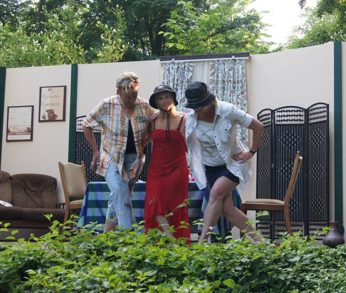 Hilde (Inge Neumann), Biggi (Kristin Junghans) und Franzi (Petra Wilhelm) tanzen Sirtaki