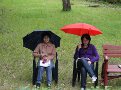 Zuschauerinnen bei Regen im Burggraben, Probe am 8. Juni
