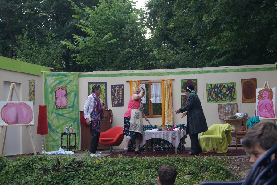 Gernot Schnakenkter (Bernd Schill), Klothilde Schnack (Andrea Wrtele) und Lilo Schnakenkter (Renate Gnst) auf der Bhne mit den Kunstwerken von Ernst Pinsel, Vorstellung am 26.7.2013