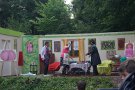 Gernot Schnakenk�ter (Bernd Schill), Klothilde Schnack (Andrea W�rtele) und Lilo Schnakenk�ter (Renate G�nst) auf der B�hne mit den Kunstwerken von Ernst Pinsel, Vorstellung am 26.7.2013